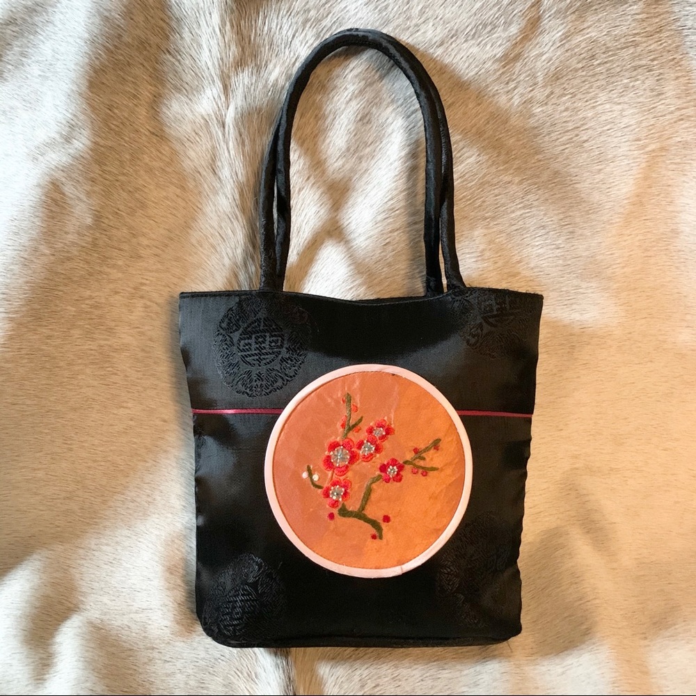 💥TEMP PRICE DROP💥Silk purse with embroidery